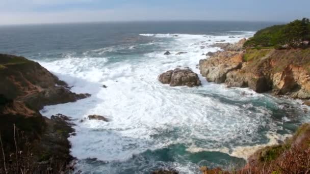 Okyanus sahil şeridi üzerinde yüksek kayalıklarla güzel görüntüleri — Stok video