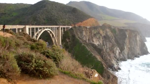 Hermoso gran puente en la costa del océano al atardecer — Vídeo de stock