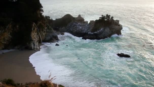 Footage of beautiful ocean bay surrounded by high cliffs at sunst — Stock Video