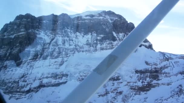 Video de volar sobre montañas cubiertas de nieve en avión privado — Vídeos de Stock