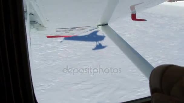 Vista desde el interior de la cabina de la sombra del avión despegando pista nevada — Vídeo de stock