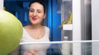 4 k görüntüleri aç genç kadın fro buzdolabında yiyecek arıyor