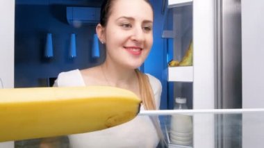 soyma ve muz geceleri yemek aç kadın 4 k görüntüleri