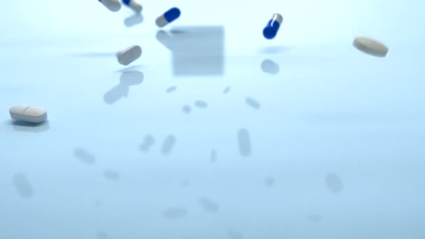 3D primo piano CGI video di pillole mediche colorate e compresse che cadono sulla scrivania lucida — Video Stock