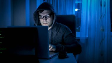 Genç adam üstünde laptop çalışma gece gözlük yoğunlaştı