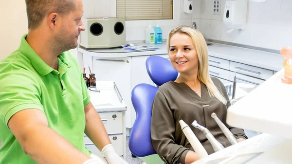 Retrato de bela mulher loira sorridente visitando escritório de dentista — Fotografia de Stock