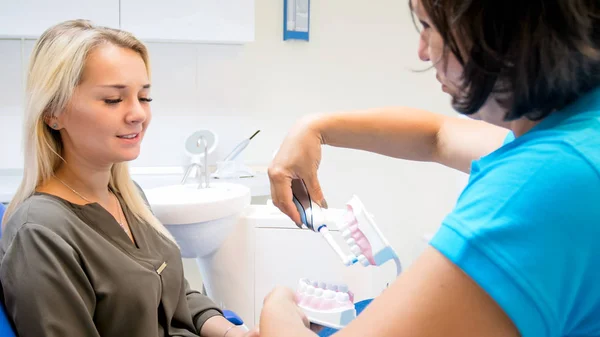 Portret van de jonge vrouw een bezoek aan het kantoor tandarts en verdienen over tanden hygiëne — Stockfoto