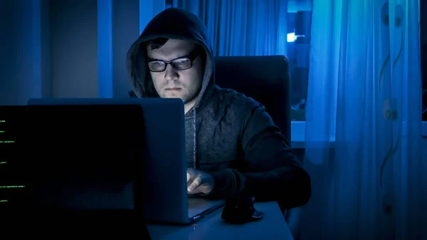 젊은 밤에 노트북에서 일 하는 안경에 남자를 집중 — 스톡 사진
