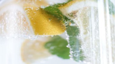 Kamera görüntülerini makro 4k yavaş yavaş limonata içinde bubles üzerinde defocuses.
