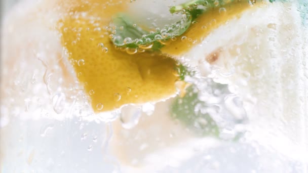 Macro 4k video de vidrio frío nebulizado de limonada espumosa con menta — Vídeo de stock