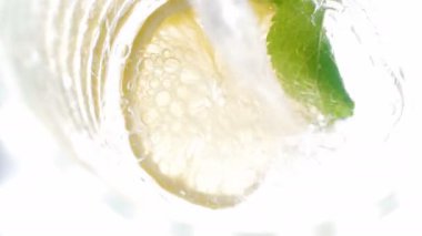 soğuk su dökerek 4 k görüntülerini kavanoza ile kesilmiş limon, nane ve buz küpleri