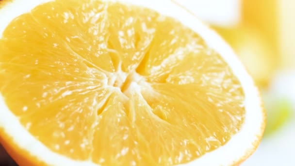Macro 4k filmagem de laranja fresca sendo espremida na mesa branca — Vídeo de Stock
