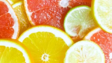 Masanın üzerinde yatan narenciye dilimleri ürün yelpazesine boyunca kamera kaydırma, üstten görüntülemek