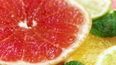 Masanın üzerinde yatan portakal, greyfurt ve limon dilim görüntülerini makro 4k