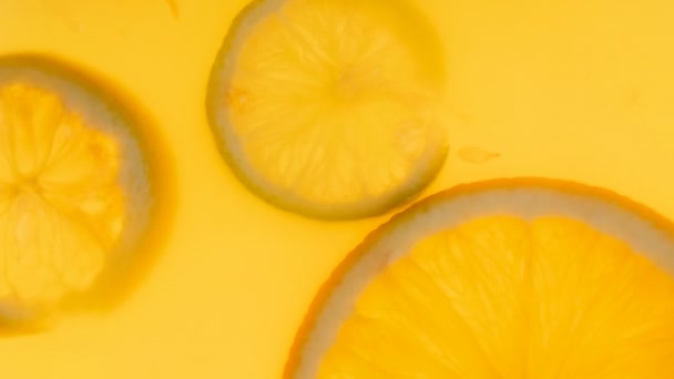 Closeup 4k záběry z citrusové řezy plovoucí v čerstvé pomerančové šťávy