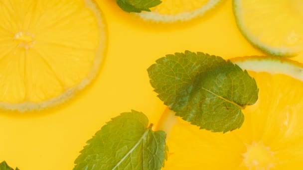 Closeup 4k video of fresh mint leaves and orange slices floating in lemonade — Stock Video