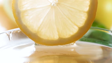 Yavaş yavaş limon dilimi tatlım kavanoza daldırma makro ağır çekim görüntüleri