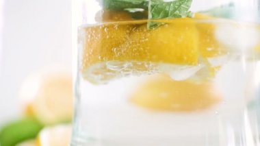 Makro görüntüleri soğuk taze limonata bir bardak soda kabarcıkları