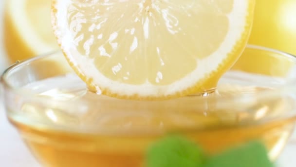 Макро замедленной съемки меда медленно капает из ломтика лимона — стоковое видео