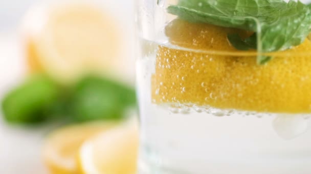 Makro bilder av flytande luftbubblor i glas kall lemonad — Stockvideo