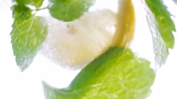 Vista de cima de ingredientes de mistura de coquetel de mojito em vidro — Vídeo de Stock