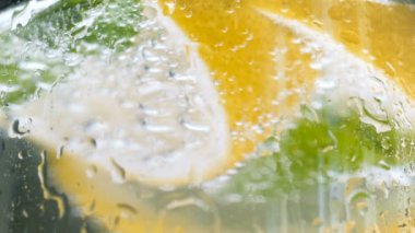 Makro görüntüleri puslu bardak soğuk mojito kokteyl akan damlacıkları