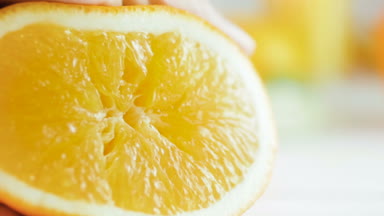 Makro ağır çekim görüntüleri damlayan sıkılmış portakal suyu