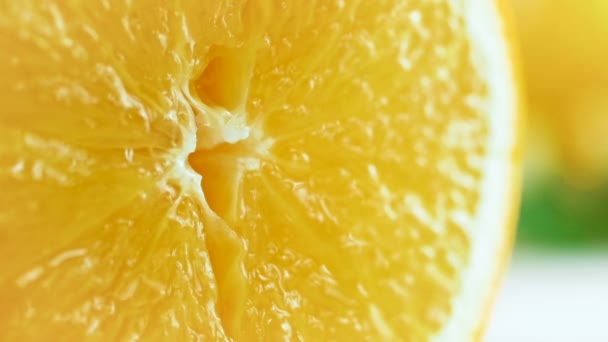 Close-up imagens de movimento lento de suco gotejamento de laranja fatia beaing espremido — Vídeo de Stock