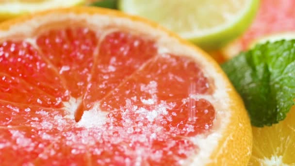 Macro slow motion vídeo of sugar sand falling on juicy grapefruit — Vídeo de Stock