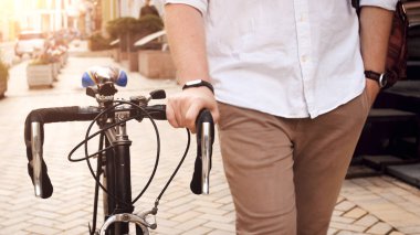 Portre fotoğraf çalışmak için genç adam bisiklet commuting ile