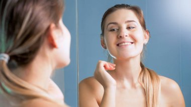 Banyo ayna yansıması bakarak güzel gülümseyen kadın portresi