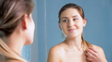 Banyo ayna, poz güzel esmer kadın portresi