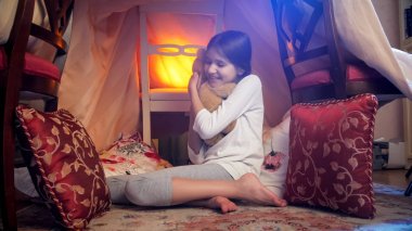 Sevimli kız yatak odasında oyuncak ayı ile geceleri oynarken