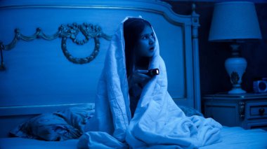 Canavarlar karanlık yatak arayan korkmuş küçük bir kız