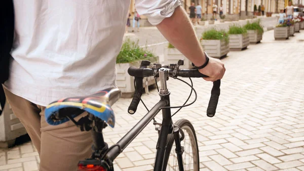 Immagine tonica dell'uomo elegante che cammina con la bicicletta sulla strada — Foto Stock