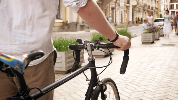 Closeup foto de homem com bicicleta retro andando na rua — Fotografia de Stock