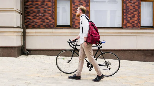 Elegante hombre hipster caminando con bicicleta retro en la calle —  Fotos de Stock