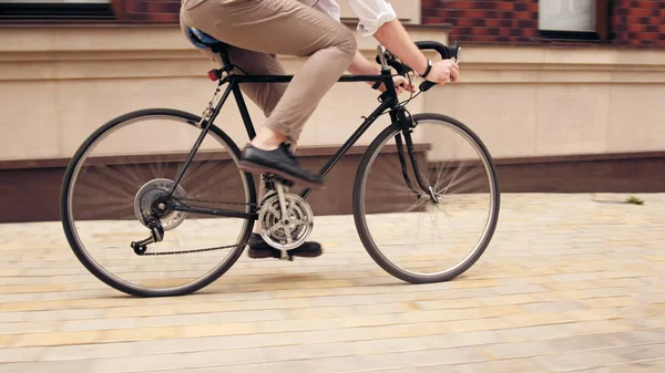トーンのヴィンテージ スポーツ自転車に乗って流行に敏感な男の写真 — ストック写真
