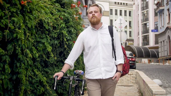 Portret stylowy mężczyznę idącego do pracy z rowerem — Zdjęcie stockowe