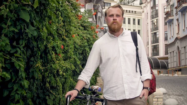 Retrato de estudante masculino elegante andando com bicicleta — Fotografia de Stock