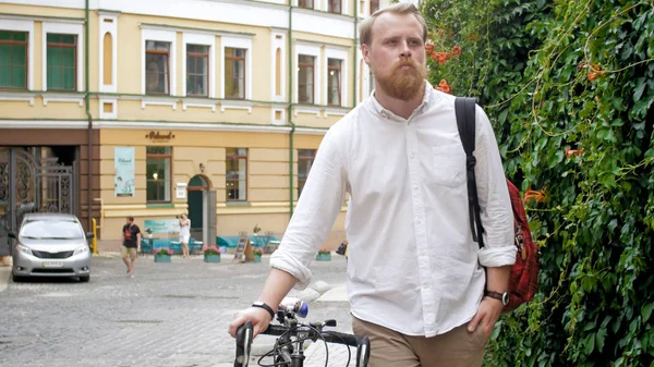 Estudante elegante bonito com bicicleta na rua — Fotografia de Stock