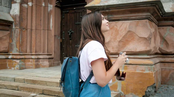Foto van opgewonden toeristische meisje op zoek naar oude gebouw — Stockfoto