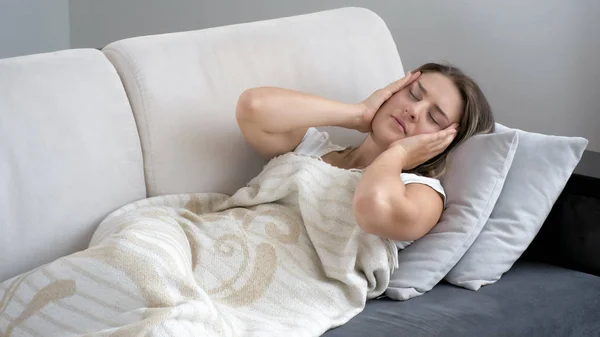 Photo of woman with migraine lying on bed — Stock Photo, Image