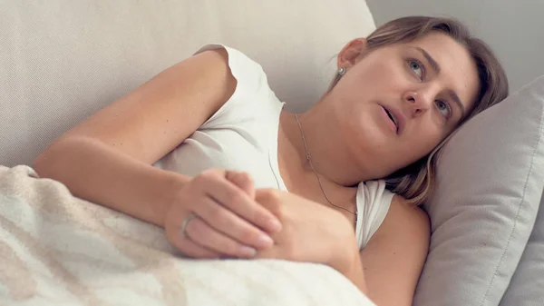Foto berdada wanita muda merasa gugup berbaring di sofa dan menggosok tangan — Stok Foto