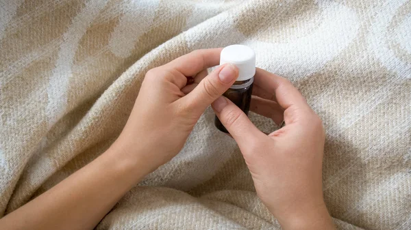 Närbild foto av kvinnliga händer som håller flaskan med piller — Stockfoto