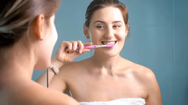 Porträtt av vacker brunett kvinna rengöring tänder på badrum — Stockfoto