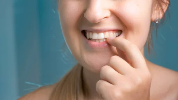 Imagem close-up da jovem mulher verificando os dentes no banheiro — Fotografia de Stock