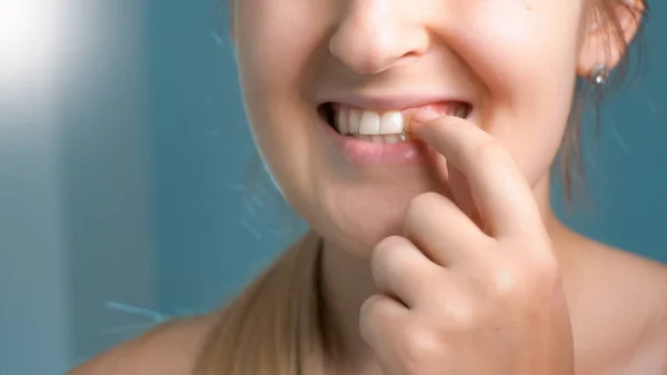 Closeup foto de jovem mulher tocando seus dentes brancos perfeitos no espelho — Fotografia de Stock