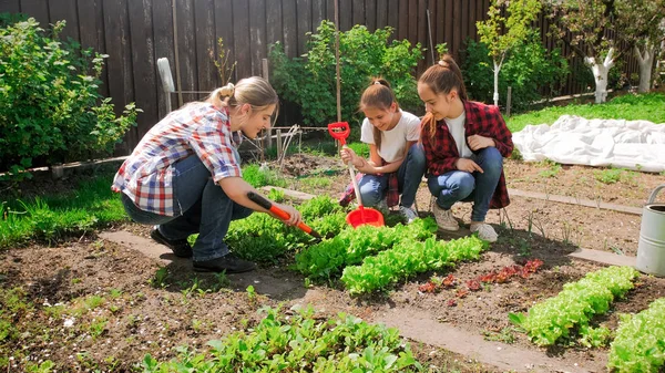 Bahçede çalışan çocuklu aile görüntüsü — Stok fotoğraf