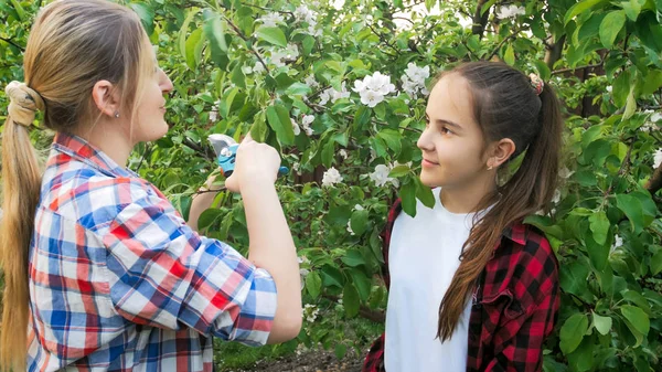 Брюнетка девочка-подросток учится садоводству у матери — стоковое фото